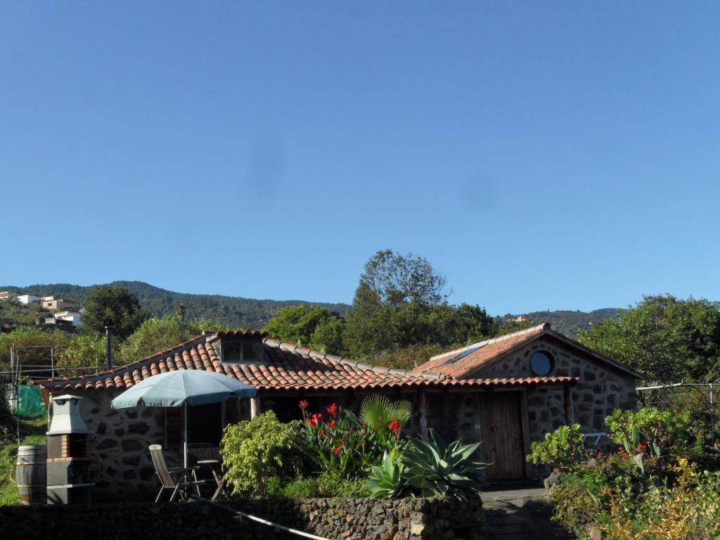 ein kleines Haus mit einem Kacheldach in der Unterkunft Finca Cueva del Viento in Icod de los Vinos