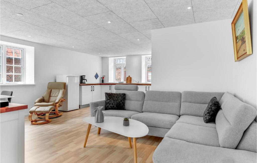Posezení v ubytování Pet Friendly Home In Højer With Kitchen