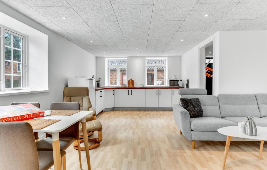 Posezení v ubytování Pet Friendly Home In Højer With Kitchen