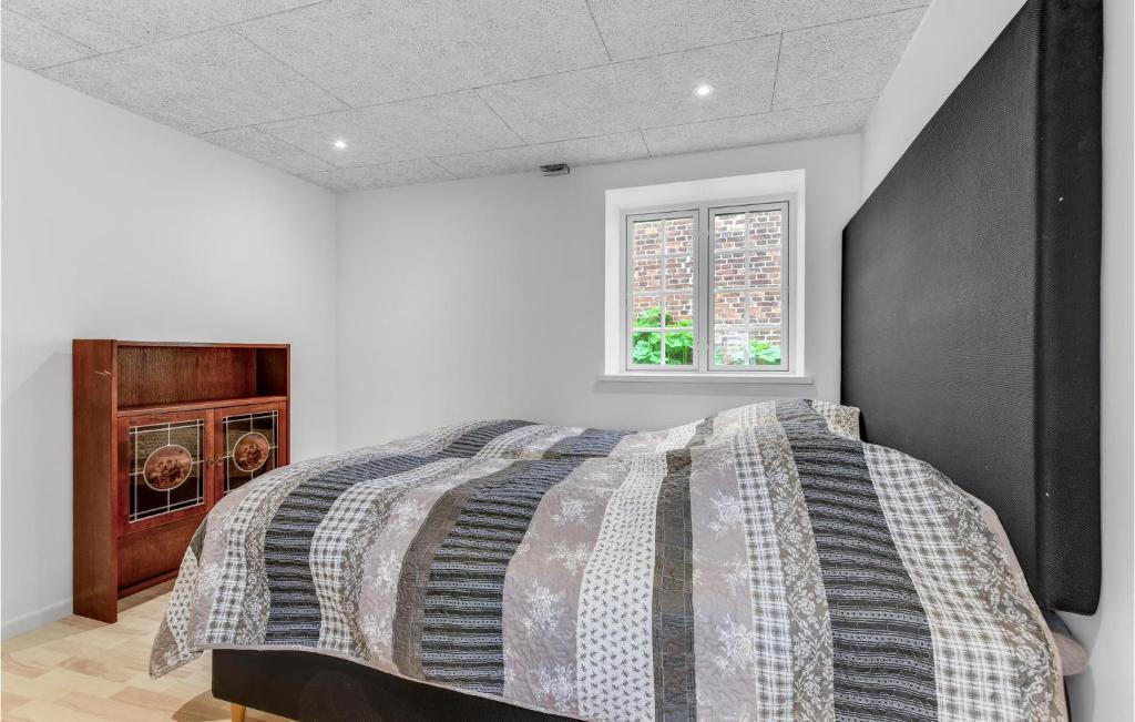 Postel nebo postele na pokoji v ubytování Pet Friendly Home In Højer With Kitchen