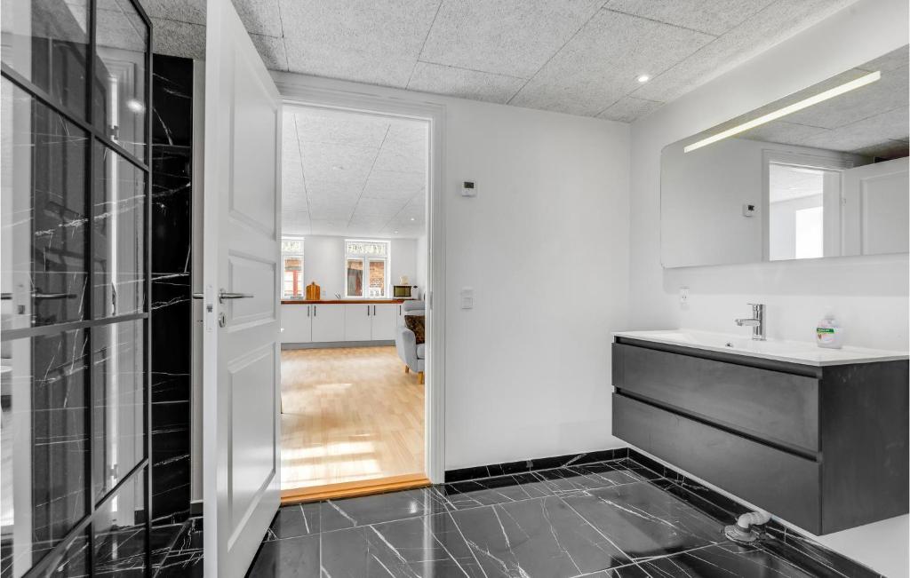 Kuchyň nebo kuchyňský kout v ubytování Pet Friendly Home In Højer With Kitchen