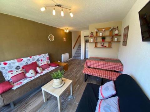 un salon avec un canapé et une table dans l'établissement Appartement Résidence Cortina3, à Puy-Saint-Vincent