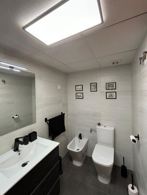 Koupelna v ubytování Fabulous apartment with the best view in town. Quiet area, short walk to centre.