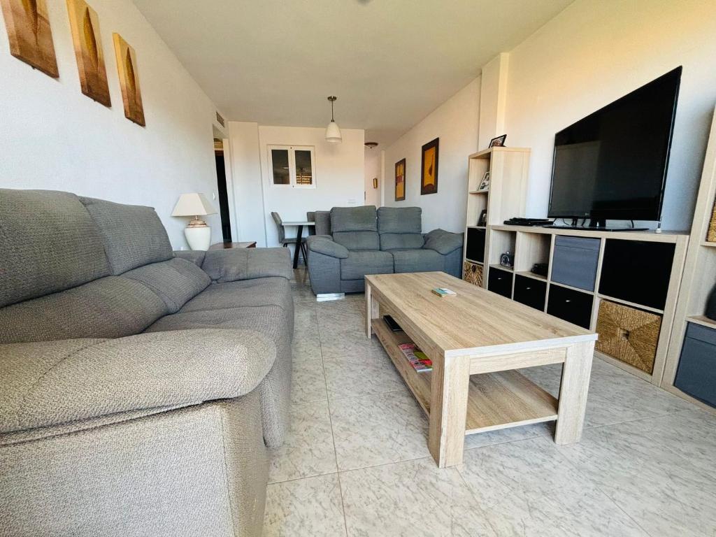 TV a/nebo společenská místnost v ubytování Fabulous apartment with the best view in town. Quiet area, short walk to centre.