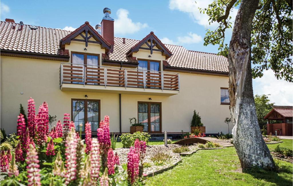 una casa con dei fiori davanti di Willa Polanka a Gościno