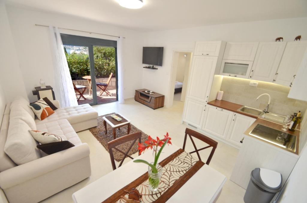 Kuchyň nebo kuchyňský kout v ubytování Radgost Kotor Apartments
