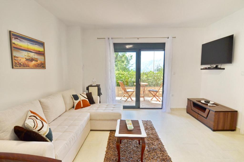 TV a/nebo společenská místnost v ubytování Radgost Kotor Apartments