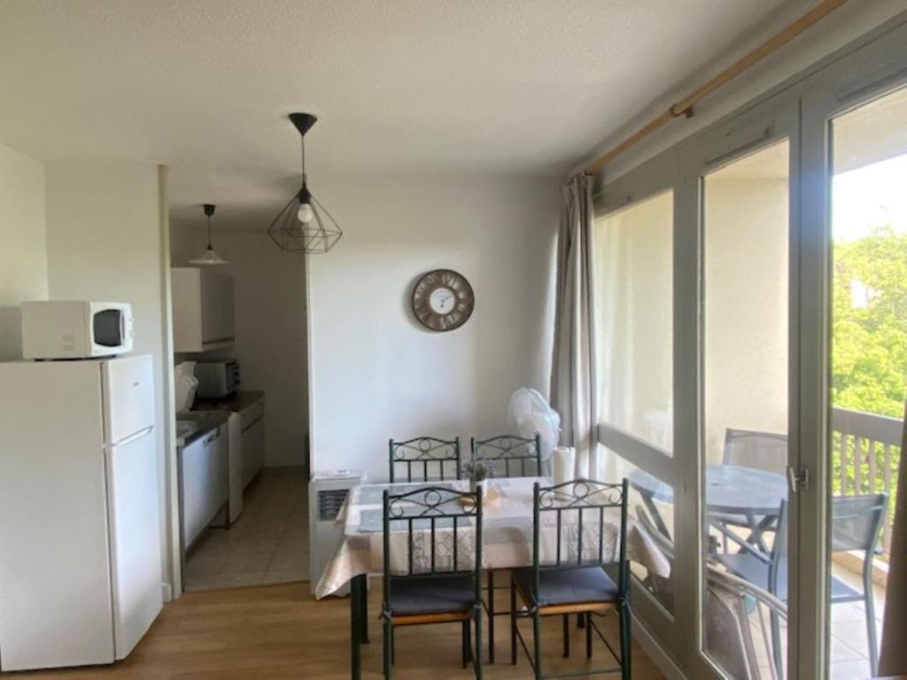 a kitchen and dining room with a table and chairs at Appartement 30m2 proche gorge du verdon et cure thermale de Gréoux in Gréoux-les-Bains