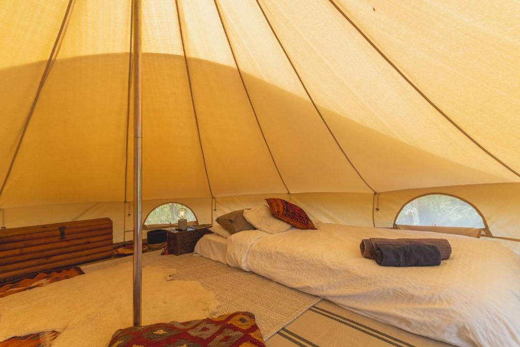 Postel nebo postele na pokoji v ubytování Stone Pines Eco Glamping