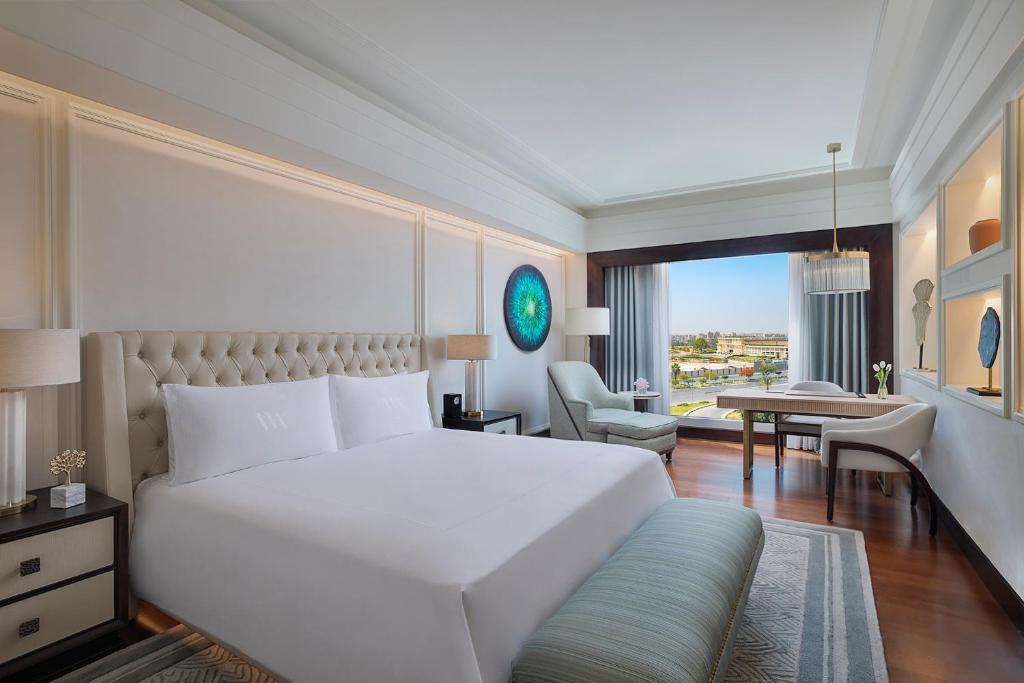 Postel nebo postele na pokoji v ubytování Waldorf Astoria Cairo Heliopolis