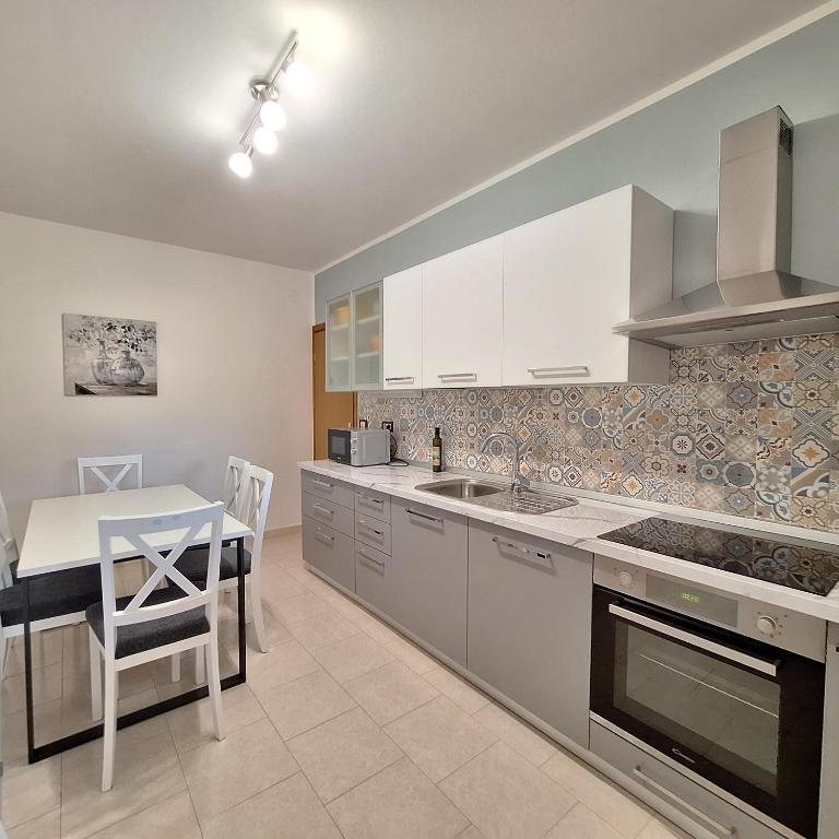 Kuchyňa alebo kuchynka v ubytovaní Apartment Mita