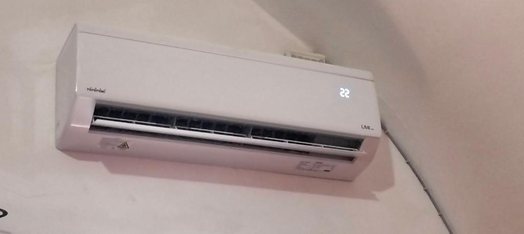 een broodrooster op een muur bij Dammuso SoleLuna. in Terrasini