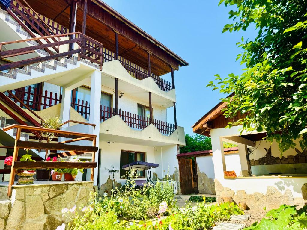 una casa con balcones a un lado en Къща за Гости Чайка, en Byala