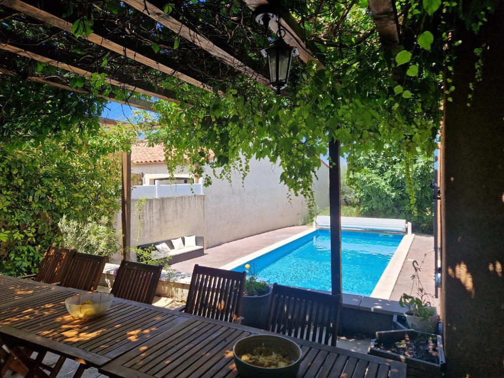 Πισίνα στο ή κοντά στο Villa arborée avec grande piscine