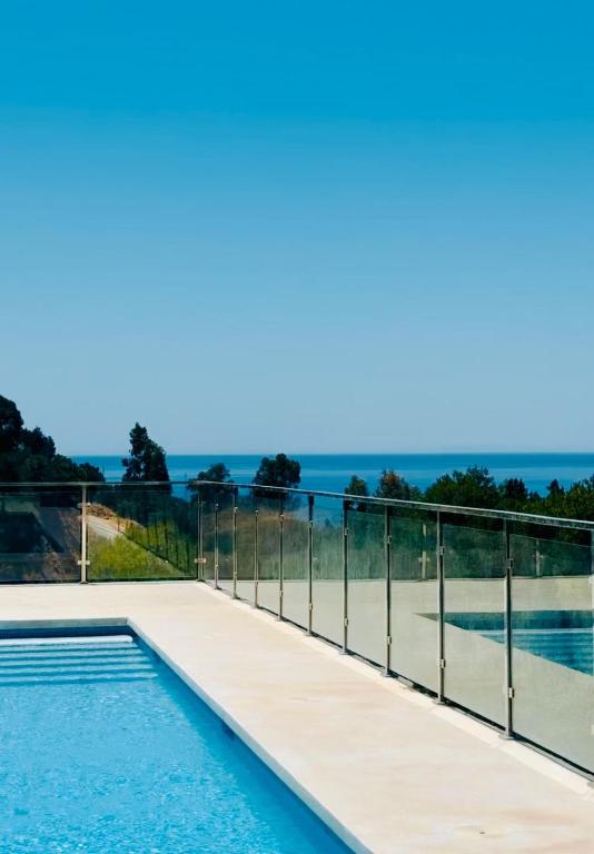 a swimming pool with a view of the ocean at Apartamento 1 dormitorio Happy Sun in Benalmádena