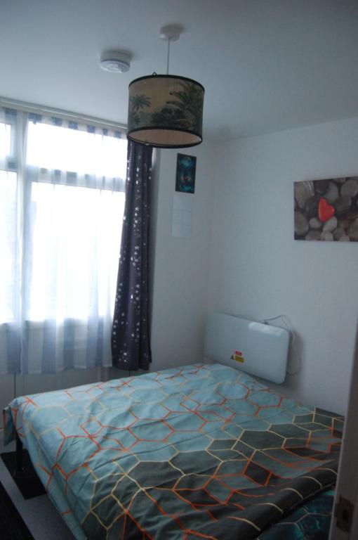 Кровать или кровати в номере Dawlish Warren Welcome family holiday park South Devon Willow villa Welcome2Warren