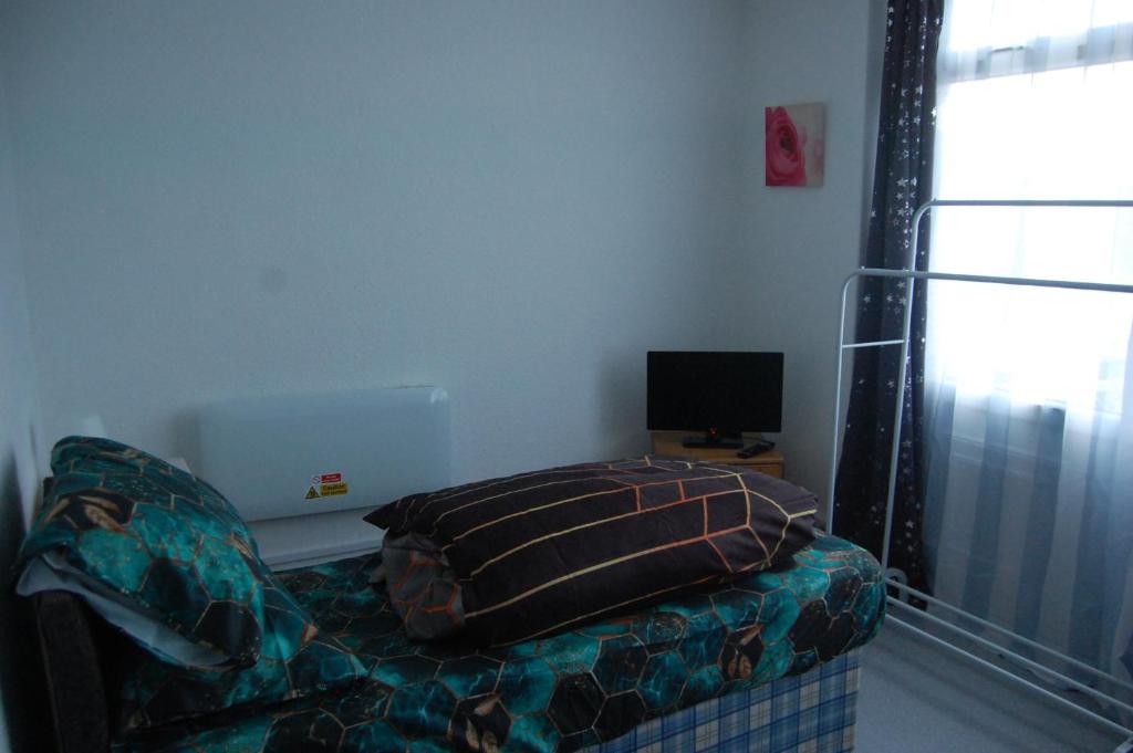 Кровать или кровати в номере Dawlish Warren Welcome family holiday park South Devon Willow villa Welcome2Warren