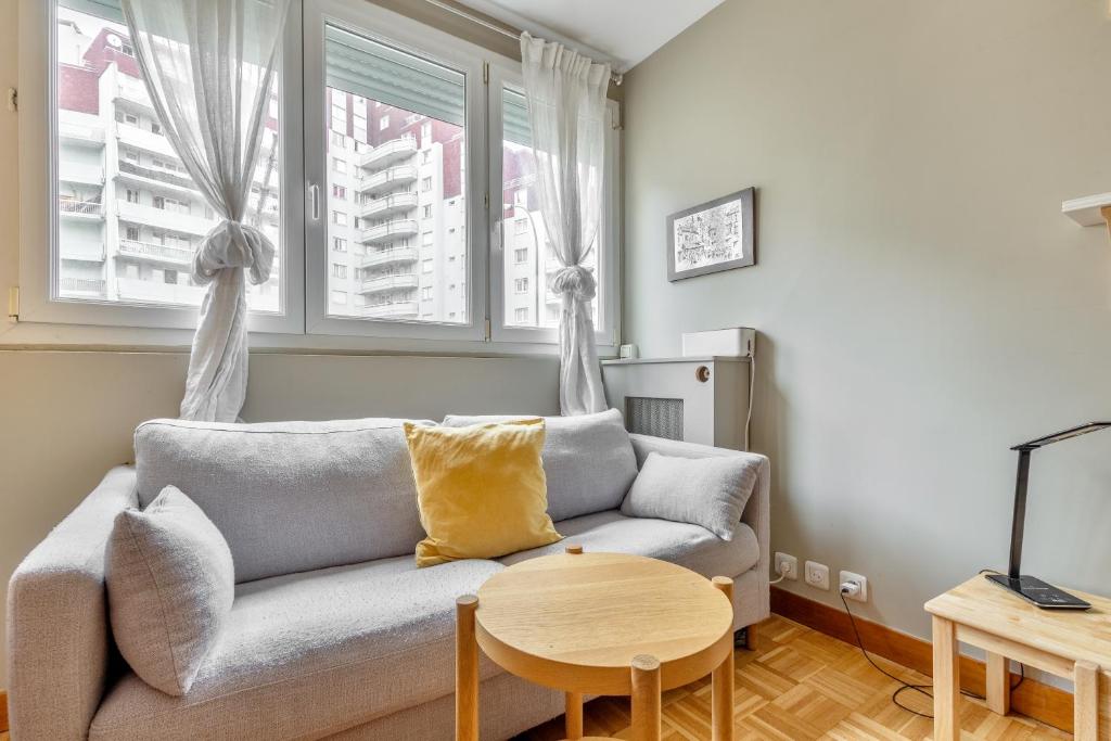un salon avec un canapé et une table dans l'établissement St Maurice-Appartement familial Bois de Vincennes Paris, à Saint-Maurice