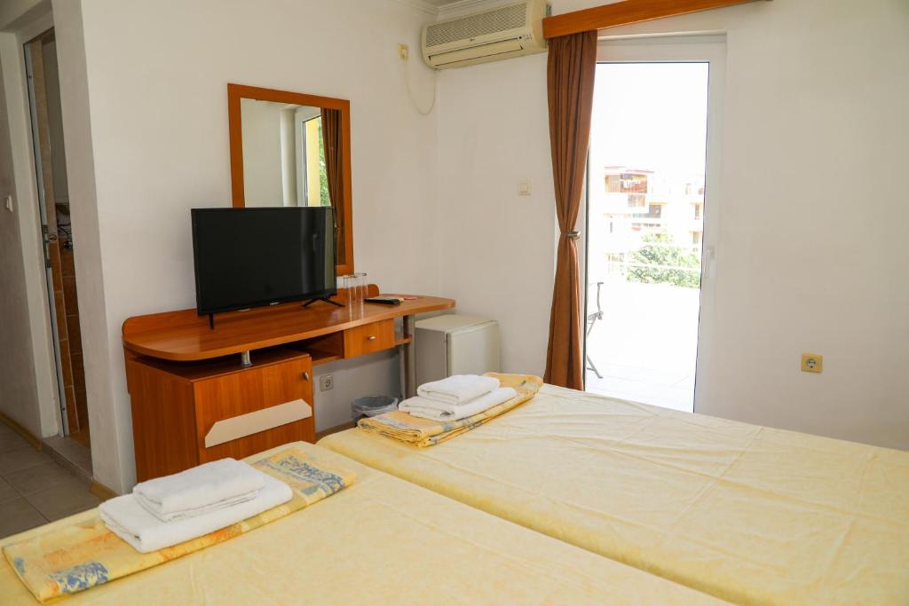 TV a/nebo společenská místnost v ubytování Hotel Sofia Beach