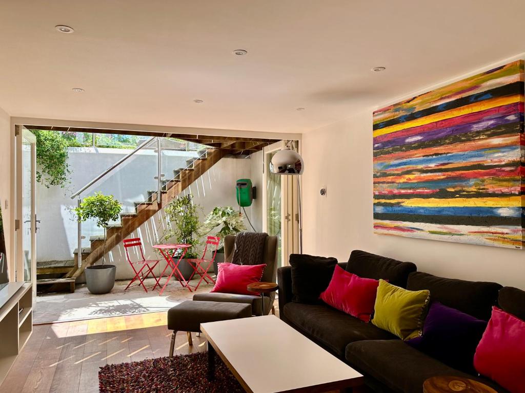 Posezení v ubytování Observatory Retreat Luxury Jericho Townhouse with Parking