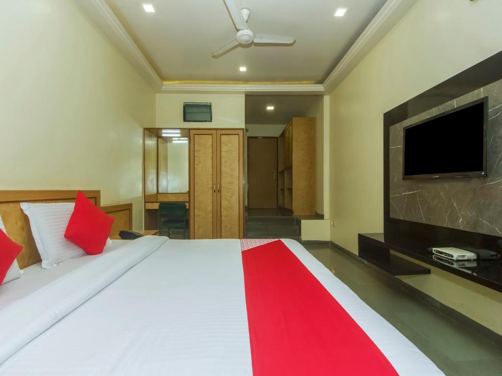 TV a/nebo společenská místnost v ubytování Hotel New Uttam Hira Palace