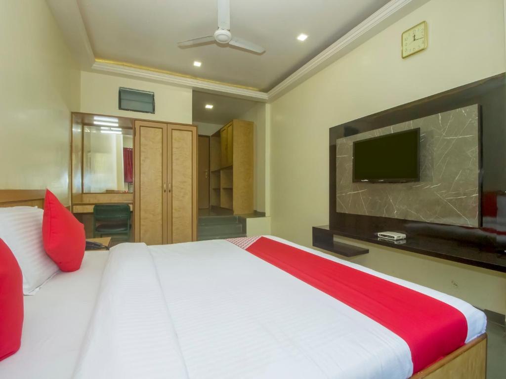 Postel nebo postele na pokoji v ubytování Hotel New Uttam Hira Palace