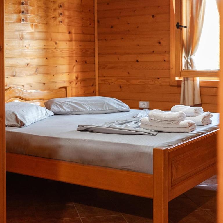Postel nebo postele na pokoji v ubytování Kompleksi Turistik Leonardo