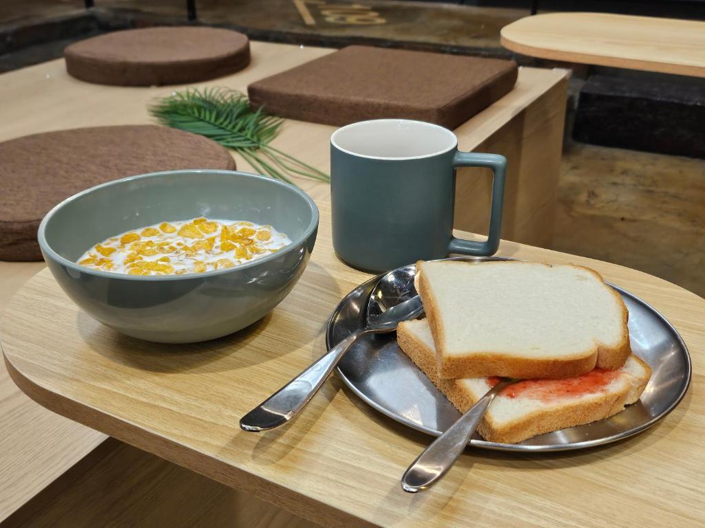 Možnosti snídaně pro hosty v ubytování Travel Light Hostel