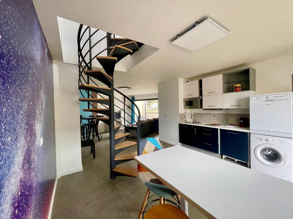 una cucina e una scala in una casa di Bessan 2 Ch 5 personnes wifi parking calme a Bessan