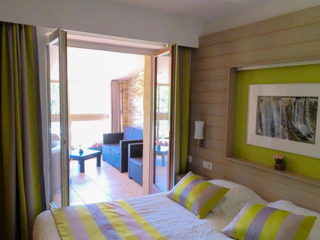 Postel nebo postele na pokoji v ubytování Logis Hotel Restaurant Mas de la Prairie