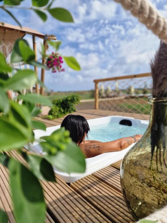 Bazén v ubytování Calasole Glamping nebo v jeho okolí