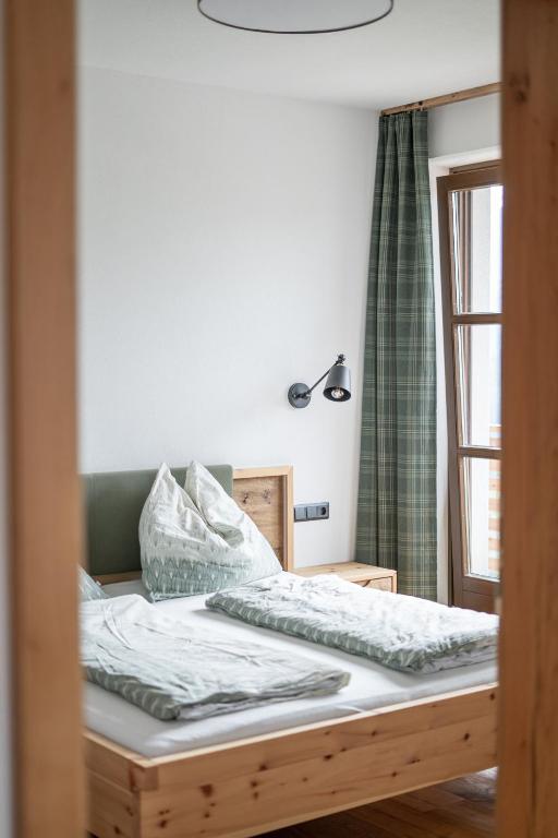 Postel nebo postele na pokoji v ubytování Rennerhof - Ferienwohnung im Lesachtal