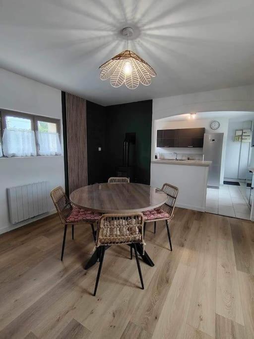 Kuchyň nebo kuchyňský kout v ubytování Le Jardin des Lacs Gîte Nature et SPA