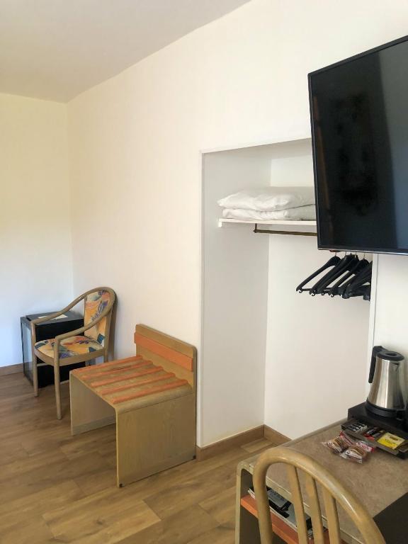 TV a/nebo společenská místnost v ubytování Logis Hotel Restaurant Mas de la Prairie