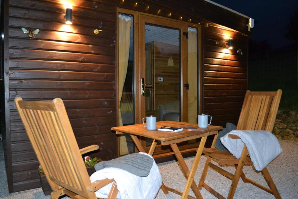 Patio nebo venkovní prostory v ubytování The Warren Lodge Cabin at Ashes Farm, near Settle