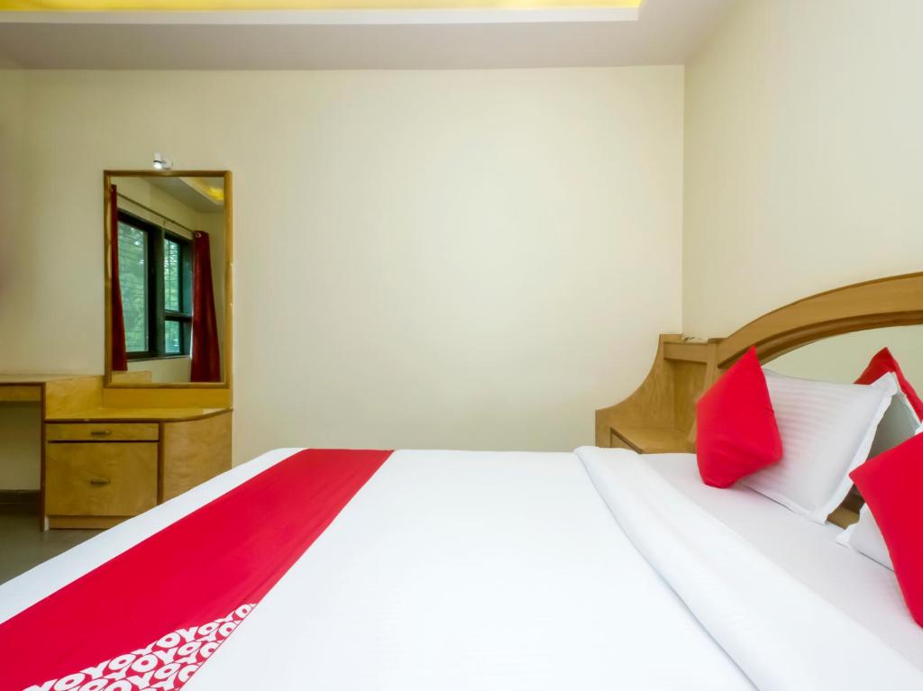 Postel nebo postele na pokoji v ubytování Hotel New Uttam Hira Palace