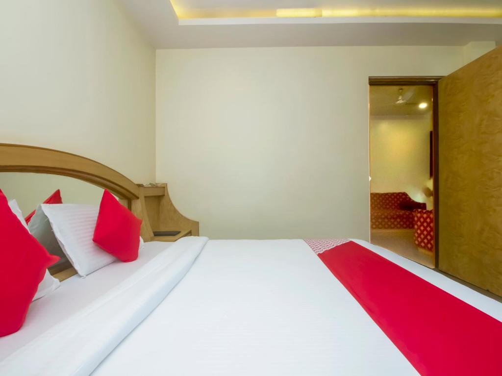 Postel nebo postele na pokoji v ubytování Hotel New Uttam Hira Palace