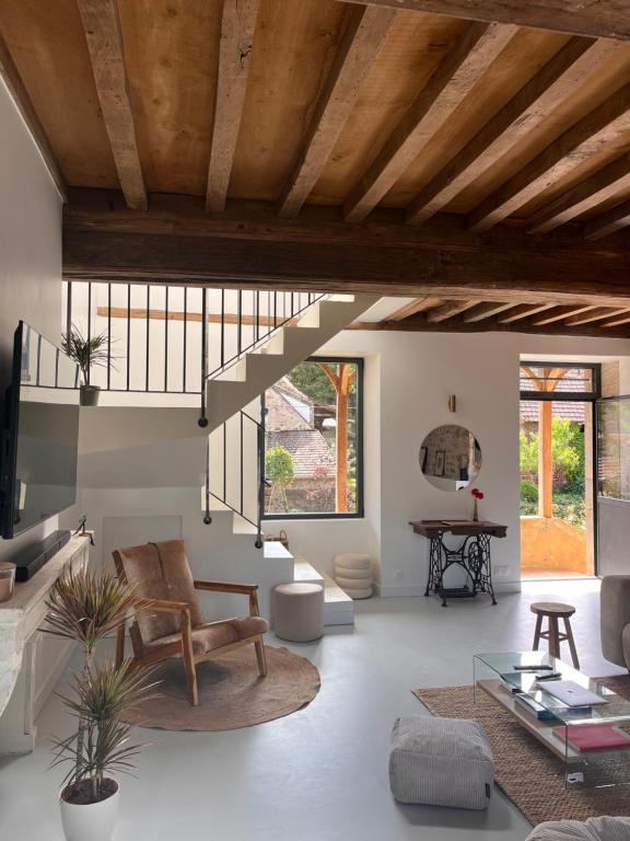 - un salon décloisonné avec un plafond en bois dans l'établissement Le Meix Saint Vital, à Barizey