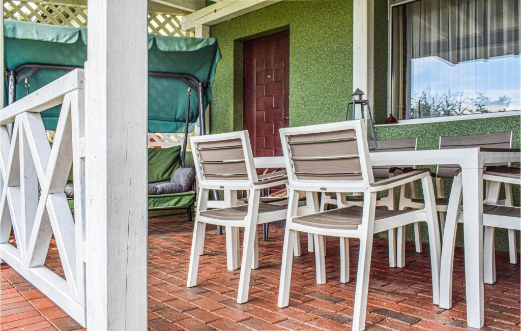 Balkón alebo terasa v ubytovaní 4 Bedroom Gorgeous Home In Nowe Warpno