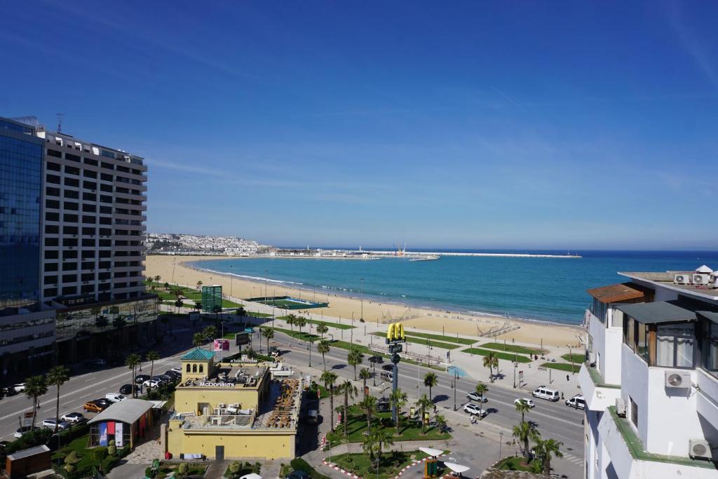 vista su una spiaggia e sull'oceano di Appartement Cosy à Malabata Plage - Bord de mer et Gare TGV 3' à pied, Tanger City Mall à 2' à pied - Parking, WIFI, IPTV, AC a Tangeri
