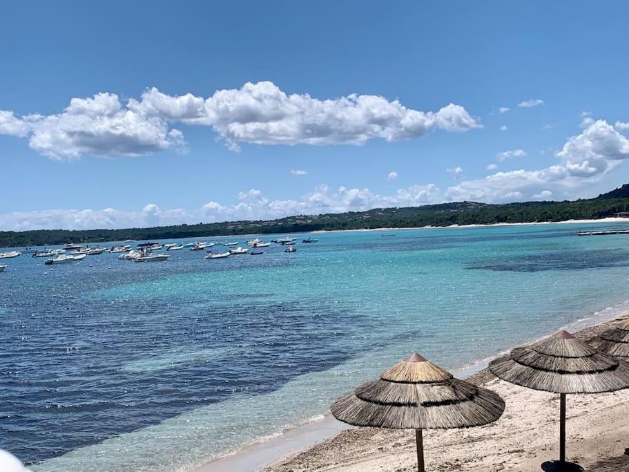 une plage avec des parasols et des bateaux dans l'eau dans l'établissement Maison Lili 2 chambres, à Conca