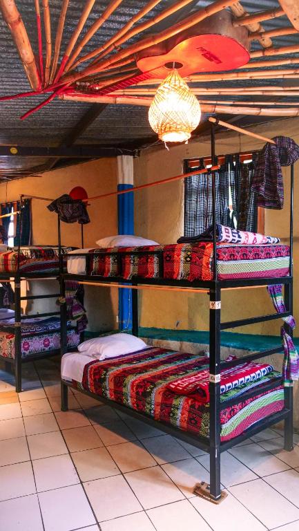 ATI Hostel & Beach Club - Bed In Gemengde Slaapzaal Met 8 Bedden