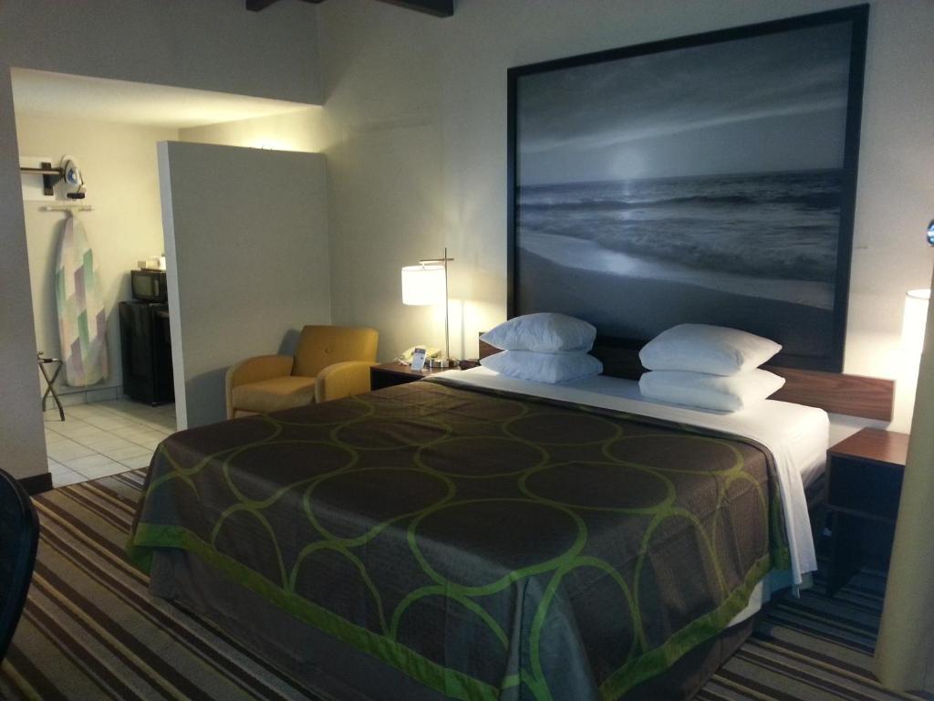 Super 8 by Wyndham Los Angeles-Culver City Area photo