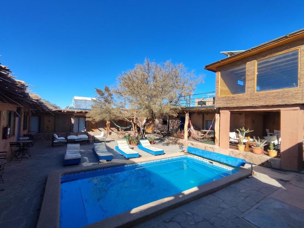 una piscina nel cortile di una casa di Hostal Lackuntur a San Pedro de Atacama