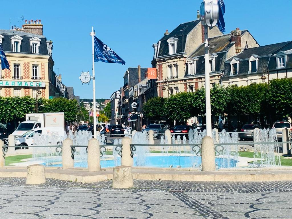 une fontaine au milieu d'une ville dans l'établissement L'Olliffe Joli Studio Deauville HyperCentre à 2 pas de la Place Morny, à Deauville