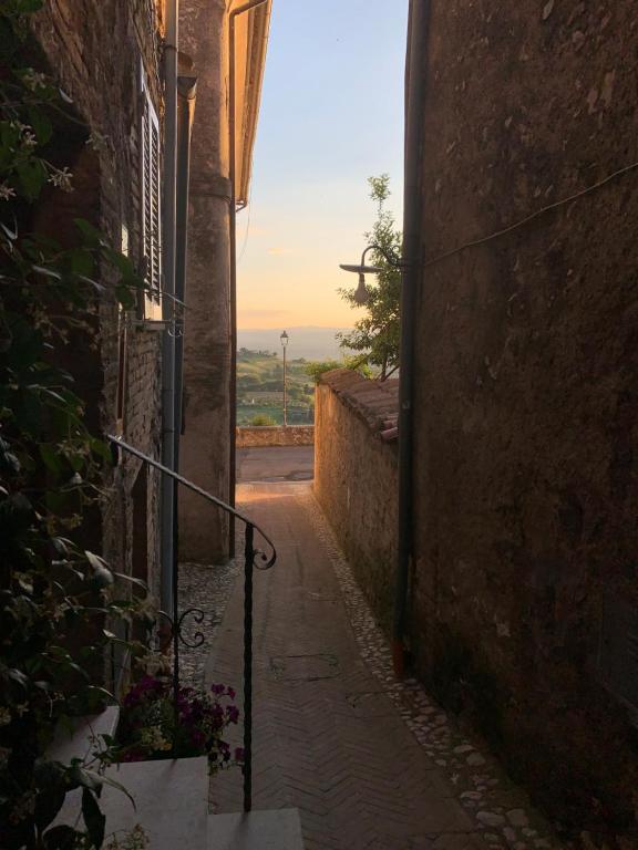 an alley way with a sunset in the distance at Il nido dell'aquila-Lugnano in Teverina in Lugnano in Teverina