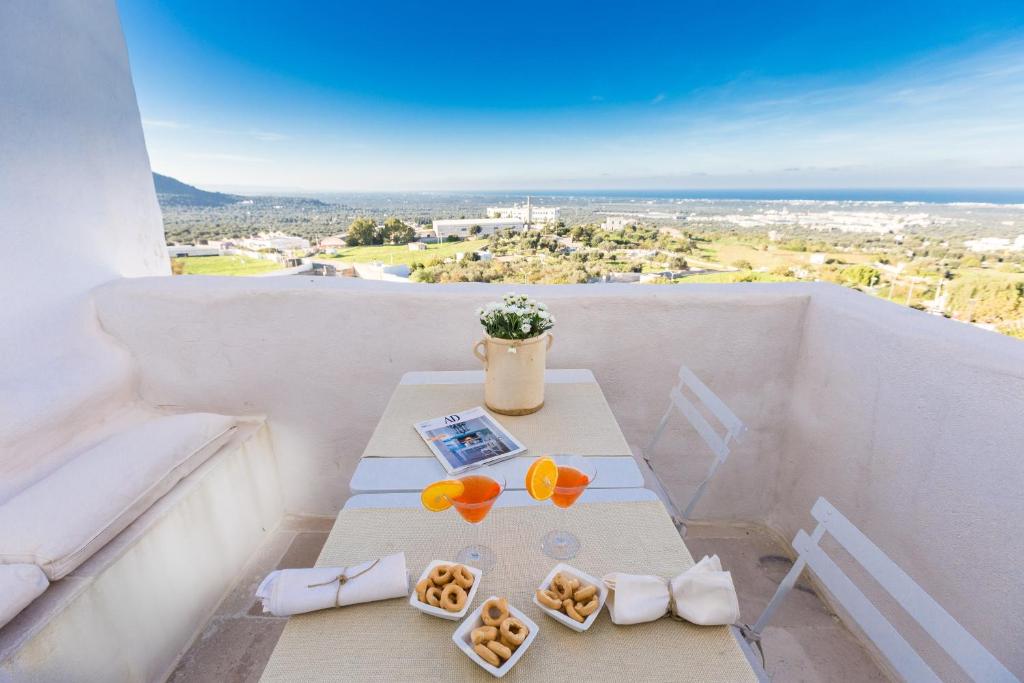 einen Tisch auf einem Balkon mit Essen drauf in der Unterkunft Casa Zio Piero in Ostuni