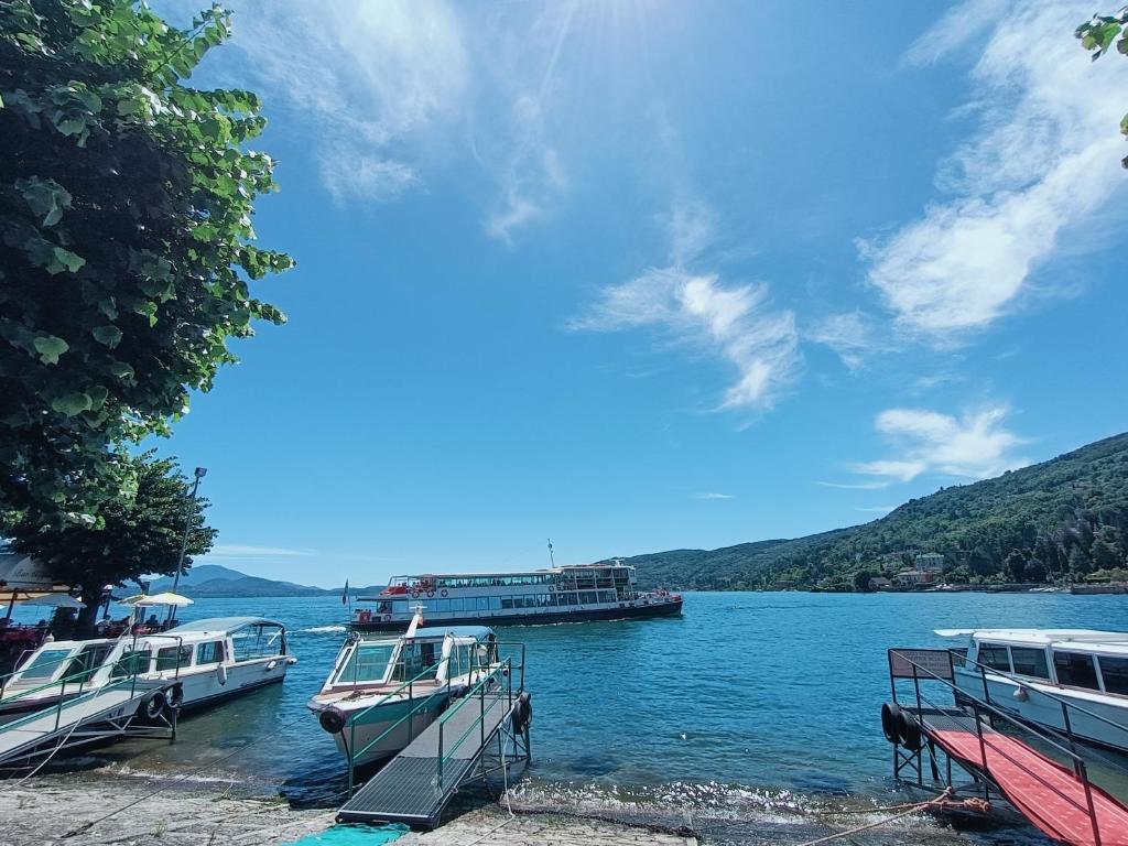 dos barcos atracados en un muelle en un lago en Apartment Jessy, en Baveno