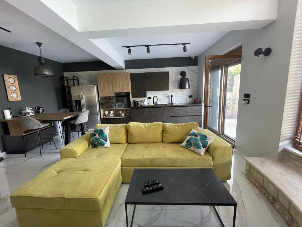 Kuchyň nebo kuchyňský kout v ubytování Sunny Seaside Villa-90 m from beach