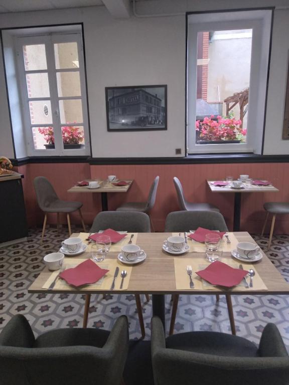 TV a/nebo společenská místnost v ubytování Hotel Le Normandy